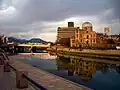 夕焼けの相生橋と原爆ドーム(2008年)。