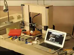 合板を用いて作られたボックスフレームの Prusa i3