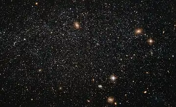 ハッブル宇宙望遠鏡の ACS と広視野惑星カメラ2 (WFPC2) で撮像されたデータから合成された矮小不規則銀河しし A の画像。この画像に写っている星の1つ1つがしし A を構成する天体である。