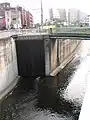落合水再生センターからの放水路（左）との合流点（新宿区）