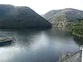 ダムの奥にある湖
