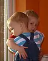 ハグしあう少年たち