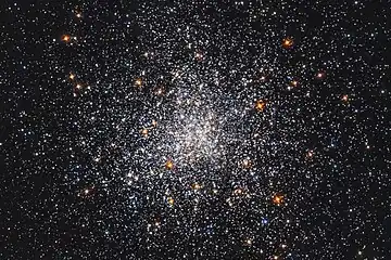 ハッブル宇宙望遠鏡 (HST) の広視野惑星カメラ2 (WFPC2) で1995年と1997年に撮影されたデータから合成された球状星団M79の画像。