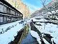 敷地内を流れる川