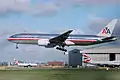 「ポリッシュド・スキン」のアメリカン航空のボーイング777