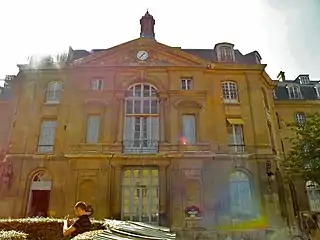 旧パントゥモン修道院 (Abbaye de Penthemont, rue de Grenelle (n°104-106)). 現在はサン=ローラン本社とマリオット系ホテルが入居している。