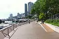 香港仔海傍道から香港仔大道に至る高架道路の横にある歩行者用ウッドデッキ