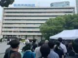 自民党本部にて特設で設置された献花・記帳台。半旗が掲揚されている(2022年7月12日)。