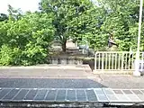 廃止されたホーム（画像奥の2面）