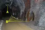 6号隧道内部にある天井の換気口(A)と横抗(B)。