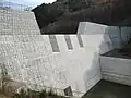 流木対策と見られる独特な水通しを持った砂防堰堤(長野県)