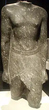 断片的な花崗閃緑岩のトルソー（ボストン美術館）