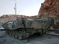 T-55（チラン）型の履帯、転輪を装備したアチザリット前期型の車体後部。