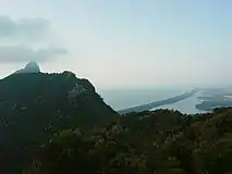 チルチェーオ山（イタリア語版）からサバウディア潟を眺める。