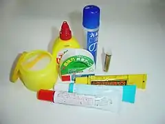 家庭用接着剤の例