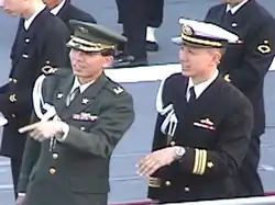 陸上自衛官(2等陸佐)と海上自衛官(3等海佐)の副官飾緒着用例。2002年10月の国際観艦式にて