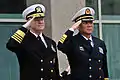右側が海軍将官の冬常服。袖章が外側にのみ付されている。軍帽も、顎紐が組紐で、鍔に飾りが入る。