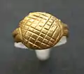 交差した線で装飾された金の指輪