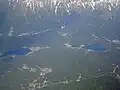 空撮した木崎湖(左)と青木湖(右)