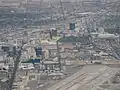 空からのラスベガス・ストリップ。左端の道路がラスベガス・ストリップで右上に向かう。手前はマッカラン国際空港