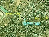 1977年頃の当駅上空写真。まだ駅前広場はなかった。国土交通省 国土地理院 地図・空中写真閲覧サービスの空中写真を基に作成
