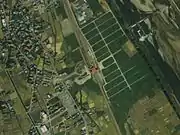1988年ごろの当駅上空写真。開業から4年経過しているが、駅周辺の開発は進んでいない。
国土交通省 国土地理院 地図・空中写真閲覧サービスの空中写真を基に作成