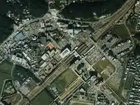 1989年頃の当駅上空写真。駅周辺の開発が進んでいる。国土交通省 国土地理院 地図・空中写真閲覧サービスの空中写真を基に作成