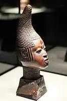 「女王母」彫刻、ベニン王国出土、16世紀