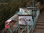 旧型車両と阿夫利神社駅（2012年1月）