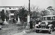 上尾の名所のひとつであった八幡公園と乃木神社。現在の上尾市役所の東側の五叉路の辺りにあった。(昭和初期)
