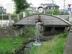 鴨川に架かるかぶと橋(右岸側が泉台)