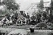 駅構内の庭園と駅員(1916年)