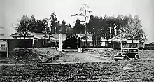 二代目上尾町役場庁舎。2023年現在の市役所の場所にあった。手前は現在の市役所通り。(昭和初期)