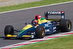 2012年日本GPにてデモラン走行中のLC90ドライバーは鈴木亜久里