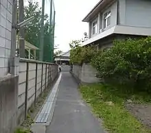 外郭の一部に建つ安威小学校