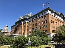 名古屋市役所(左)と愛知県庁舎(右)