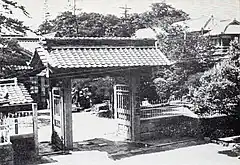 1880年(明治13年)に岡崎公園内に新築移転し、1907年(明治40年)に県立岡崎病院と改称した。戦災で焼失。