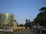 駅北口に隣接する愛知大学副門（2007年11月）