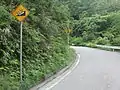 急勾配・つづら折りあり