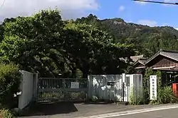 閉校となった愛知県立鳳来寺高等学校の正門(2019年6月8日撮影)