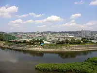 乙川左岸から本校を望む