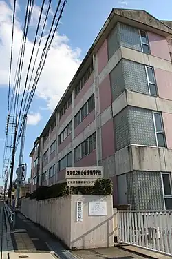 愛知県立総合看護専門学校の正門脇の校名標と北講義棟の北東側外観
