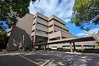 換気施設が計画された米国領事館跡（現在の愛知県図書館）付近（画像左）と大津橋交差点から久屋交差点にかけての地下鉄名城線との交差部（画像右）。仮に高速道路を地下、半地下式とした場合、換気所の建設と維持費用に加え、久屋大通との交差点付近を盛り土する必要が生じ、工期の長期化に加え工費が跳ね上がるとされた。