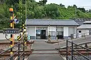 秋鹿町駅の遮断機付きの構内踏切