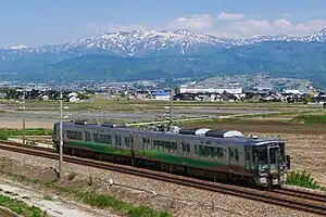 あいの風とやま鉄道線を走行する521系電車（2022年5月 水橋駅 - 滑川駅間）