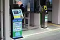 泊駅に設置されている、ICOCAのチャージ機（左側）と簡易ICカード改札機（右側）