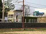 ホーム・待合室(2008年3月、駅敷地外から)