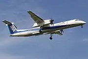 「Anet」表記もあるDHC-8-400型機（福岡空港）