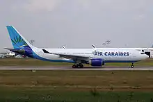 滑走路上のA330を右側面から見る。