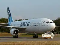 トーイングカーに牽引されているA300 ZERO-Gを右前方から見た写真。機体側面には「ZERO-G」と大きくペイントされている。